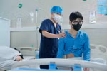 Bác sỹ khám cho bệnh nhân COVID-19. (Ảnh: Minh Quyết/TTXVN)