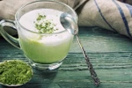Nhờ sử dụng toàn bộ lá trà, matcha có hàm lượng caffeine và chất chống ôxy hóa cao hơn đáng kể so với trà xanh thông thường. (Nguồn: Healthline)