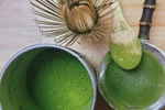 Khi uống matcha, bạn tiêu thụ trực tiếp cả lá trà (dưới dạng bột), thay vì chỉ uống phần nước ngâm từ lá như trà truyền thống. (Nguồn: Vietnam+)