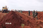 Tại hiện trường, các cán bộ, chiến sỹ làm việc liên tục trong điều kiện thời tiết nắng nóng. (Ảnh: Đậu Tất Thành/TTXVN).