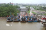 Tàu, thuyền khai thác hải sản của ngư dân xã Diễn Châu, An Châu (tỉnh Nghệ An) neo đậu tránh trú bão tại cầu Diễn Kim trên sông Diễn Kim. (Ảnh: Xuân Tiến/TTXVN)