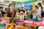 Gian hàng trưng bày, quảng bá sản phẩm đặc trưng, tiêu biểu của các địa phương đang là khu thu hút đông người dân và du khách tìm đến nhất. (Ảnh: Khánh Hòa/TTXVN)
