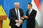 Bộ trưởng Ngoại giao và Thương mại Hungary Peter Szijjarto (phải) và Bộ trưởng Ngoại giao Ukraine Andrii Sybiha (trái) trò chuyện vào cuối buổi họp báo chung tại Hungary năm 2024. (Nguồn: AFP)