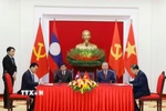 Tổng Bí thư Tô Lâm và Tổng Bí thư, Chủ tịch nước Lào Thongloun Sisoulith chứng kiến lễ ký Thỏa thuận hợp tác giữa Văn phòng Trung ương Đảng Cộng sản Việt Nam và Văn phòng Trung ương Đảng Nhân dân Cách mạng Lào giai đoạn 2026-2030. (Ảnh: Thống Nhất/TTXVN)