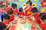 Hướng tới 51 năm Ngày Giải phóng Miền Nam, thống nhất đất nước (30/4/1975-30/4/2026), ngành Giáo dục tỉnh Tuyên Quang triển khai triển khai nhiều hoạt động ý nghĩa cho học sinh, trong đó trẻ mầm non đặc biệt háo hức khi được tham gia tạo hình lá cờ đỏ sao vàng. (Ảnh: Thanh Tùng/TTXVN)