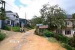 Đoạn thắt cổ chai của tuyến đường vành đai Đà Lạt nối với đường An Tôn (phường Cam Ly-Đà Lạt) do chưa thể giải phóng mặt bằng để thi công. (Ảnh: Nguyễn Dũng/TTXVN)