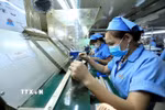 Kiểm tra sản phẩm tại Công ty Trách nhiệm hữu hạn Sankoh Việt Nam (Nhật Bản). (Ảnh: Tuấn Anh/TTXVN)