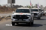 Đoàn xe của Ủy ban Chữ thập Đỏ quốc tế trên đường tới điểm tiếp nhận các con tin Israel được phía Hamas trao trả, tại phía Nam Deir al-Balah Gaza, trung tâm Dải Gaza ngày 13/10/2025. (Nguồn: THX/TTXVN)