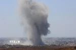 Khói bốc lên sau loạt không kích của Israel xuống Dải Gaza. (Nguồn: THX/TTXVN)