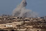 Khói bốc lên sau cuộc không kích của Israel xuống thành phố Gaza ngày 30/9/2025. (Nguồn: THX/TTXVN)