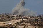 Khói bốc lên sau cuộc không kích của Israel xuống thành phố Gaza ngày 30/9/2025. (Nguồn: THX/TTXVN)