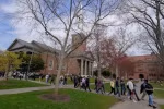 Sinh viên tại Đại học Harvard ở Cambridge, bang Massachusetts, Mỹ. (Ảnh: REUTERS/TTXVN)