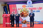 Phó Thủ tướng Chính phủ Lê Thành Long trao lẵng hoa tặng thầy và trò trường Trung học Phổ thông Thăng Long. (Ảnh: Nguyễn Cúc/TTXVN)