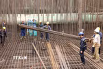 Các nhà thầu tổ chức thi công trên công trình dự án trọng điểm cầu Tứ Liên. (Ảnh: Quốc Khánh/TTXVN)