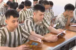 Phạm nhân tìm hiểu về quy trình đặc xá. (Ảnh: TTXVN phát)