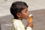 Em nhỏ ăn kem giải nhiệt trong ngày nắng nóng tại Amritsar, bang Punjab, Ấn Độ. (Nguồn: THX/TTXVN)