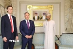 Ngoại trưởng Oman Badr bin Hamad al-Busaidi (phải) và Đặc phái viên của Tổng thống Mỹ Donald Trump, ông Steve Witkoff (giữa), cùng ông Jared Kushner, con rể của Tổng thống Mỹ Donald Trump, tại cuộc gặp ở Muscat, Oman, ngày 6/2/2026. (Nguồn: THX/TTXVN)