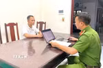Cơ quan chức năng lấy lời khai 1 trong 6 đối tượng bị bắt về hành vi "Mua bán người” và “Mua bán trẻ em." (Ảnh: TTXVN phát)