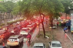 Đường Nguyễn Văn Cừ hướng vào trung tâm trong tình trạng tắc nghẽn cục bộ. (Ảnh: An Đăng/TTXVN)