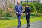 Thủ tướng Đức Friedrich Merz (bên trái) và Tổng thống Ukraine Volodymyr Zelenskyy. (Nguồn: AP)