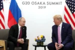 Tổng thống Nga Vladimir Putin (trái) và ông Donald Trump, khi đương chức Tổng thống Mỹ, trong cuộc gặp tại Osaka, ngày 28/6/2019. (Ảnh: SPUTNIK/TTXVN)