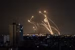 Hệ thống phòng không Israel đánh chặn tên lửa phóng từ Yemen. (Ảnh: IRNA/TTXVN)