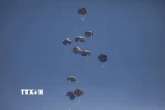 Hàng cứu trợ được thả xuống Dải Gaza ngày 27/7/2025. (Ảnh: THX/TTXVN)