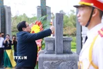 Thủ tướng Phạm Minh Chính và các đại biểu tưởng niệm các Anh hùng Liệt sỹ tại Nghĩa trang liệt sỹ tỉnh Quảng Nam. (Ảnh: Dương Giang/TTXVN)