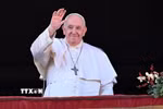 Giáo hoàng Francis vẫy chào các giáo dân khi ông phát biểu trong lễ Giáng sinh trên quảng trường Thánh Peter ở Vatican, ngày 25/12/2022. (Ảnh: ABC News/TTXVN)