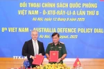 Thượng tướng Hoàng Xuân Chiến, Thứ trưởng Bộ Quốc phòng và ngài Hung Jeffrey, Phó Tổng Thư ký Quốc phòng Australia ký kết kế hoạch hợp tác giữa quốc phòng hai nước trong 3 năm 2025-2027. (Ảnh: Trọng Đức/TTXVN)