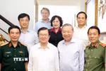 Tổng Bí thư, Chủ tịch nước Tô Lâm cùng Đoàn công tác Trung ương đến thăm nguyên Chủ tịch nước Trương Tấn Sang. (Ảnh: Thống Nhất/TTXVN)