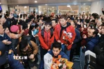 Người hâm mộ chào đón các cầu thủ U23 Việt Nam tại sân bay quốc tế Nội bài (Hà Nội). (Ảnh: Minh Quyết/TTXVN)
