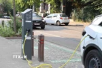 Một trạm sạc xe ôtô điện tại đường Wolvendael, quận Uccle, Brussels (Bỉ). (Ảnh: Hương Giang/TTXVN)