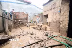 Nhân dân xã Chiềng Sơ (tỉnh Sơn La) san gạt bùn. (Ảnh: Quang Quyết/TTXVN)