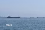 Tàu thuyền di chuyển qua eo biển Hormuz. (Ảnh: THX/TTXVN)