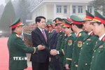 Chủ tịch nước Lương Cường với cán bộ chỉ huy Sư đoàn 316, Quân khu 2. (Ảnh: Lâm Khánh/TTXVN)