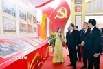 Chủ tịch Quốc hội Trần Thanh Mẫn và đại biểu tham quan gian trưng bày ảnh tại Đại hội. (Ảnh: Doãn Tấn/TTXVN)