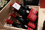 Rượu vang được bày bán tại cửa hàng ở Paris, Pháp. (Ảnh: THX/TTXVN)