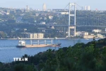 Tàu di chuyển qua Eo biển Bosphorus ở Istanbul, Thổ Nhĩ Kỳ. (Nguồn: THX/TTXVN)