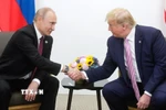 Tổng thống Nga Vladimir Putin (trái) và Tổng thống Mỹ Donald Trump tại cuộc gặp ở Osaka, Nhật Bản ngày 28/6/2019. (Ảnh: Getty Images/TTXVN)