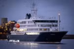 Tàu du lịch MV Hondius tại cảng Granadilla trên đảo Tenerife, Tây Ban Nha. (Ảnh: AA/TTXVN)