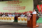 Thường trực Ban Bí thư Trần Cẩm Tú phát biểu chúc mừng, thăm hỏi, động viên các khối tham gia diễu binh, diễu hành đang luyện tập tại Trung đoàn Không quân 935. (Ảnh: Sỹ Tuyên/TTXVN)