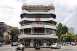 Tòa nhà Trung tâm thương mại - dịch vụ - ăn uống Hồ Gươm sau khi các chủ cửa hàng kinh doanh triển khai thu dọn đồ đạc trả lại mặt bằng (ảnh chụp ngày 28/4/2025). (Ảnh: Lê Đông/TTXVN)