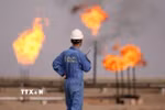 Nhân viên làm việc tại một cơ sở khai thác dầu của Iran. (Ảnh: IRNA/TTXVN)