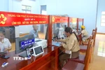 Người dân đến làm các thủ tục hành chính trong ngày 1/7 tại Trung tâm phục vụ hành chính công xã Đức Cơ, tỉnh Gia Lai. (Ảnh: Quang Thái/TTXVN)
