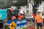 Người dân khi lưu thông qua khu vực thi công cần chú ý quan sát hệ thống biển báo, chấp hành hướng dẫn của lực lượng chức năng để có lộ trình an toàn, thuận lợi. (Ảnh: Hùng Mạnh/TTXVN)
