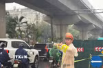 Đội Cảnh sát giao thông đường bộ số 7, Phòng Cảnh sát giao thông (Công an thành phố Hà Nội) phân luồng giao thông tại tuyến đường Nguyễn Trãi, phường Thanh Xuân, sáng 2/4/2026. (Ảnh: Hùng Mạnh/TTXVN)