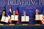 Thủ tướng Malaysia Anwar Ibrahim, Thủ tướng Thái Lan Anutin Charnvirakul, Thủ tướng Campuchia Samdech Thipadei Hun Manet, Tổng thống Mỹ Donald Trump tại lễ ký kết. (Nguồn: Khmer Times)