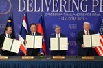 Thủ tướng Malaysia Anwar Ibrahim, Thủ tướng Thái Lan Anutin Charnvirakul, Thủ tướng Campuchia Samdech Thipadei Hun Manet, Tổng thống Mỹ Donald Trump tại lễ ký kết. (Nguồn: Khmer Times)