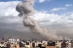 Khói bốc lên sau các vụ không kích của lực lượng Mỹ-Israel nhằm vào các mục tiêu ở Tehran, Iran. (Ảnh: ANI/TTXVN phát)